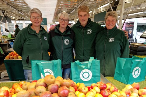 Frische, leckere Äpfel und Birnen: Michael Blienert und sein Team auf dem Wiedenbrücker Wochenmarkt