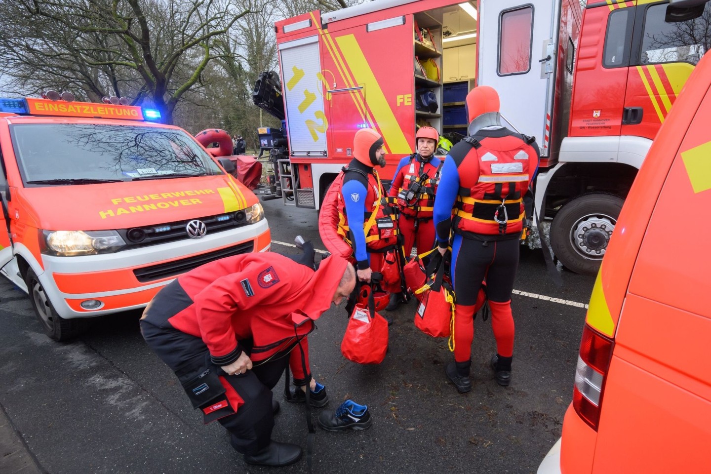 Einsatzkräfte der Wasserrettung der Feuerwehr Hannover auf einer überfluteten Straße zwischen Hannover und Hemmingen. Ein Mann war mit dem Fahrrad auf einer gesperrten Straße im tiefen W...