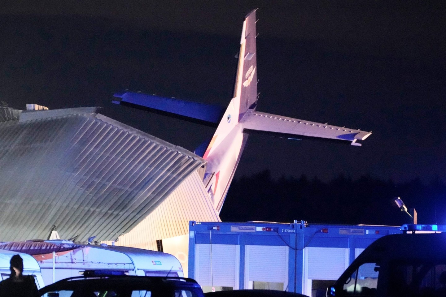 Das Heck einer Cessna 208B vom Typ «Grand Caravan» ragt aus einem Hangar, in den die Maschine nach dem Landeanflug auf den Sportflughafen Chrcynno nördlich der Hauptstadt Warschau gekrach...