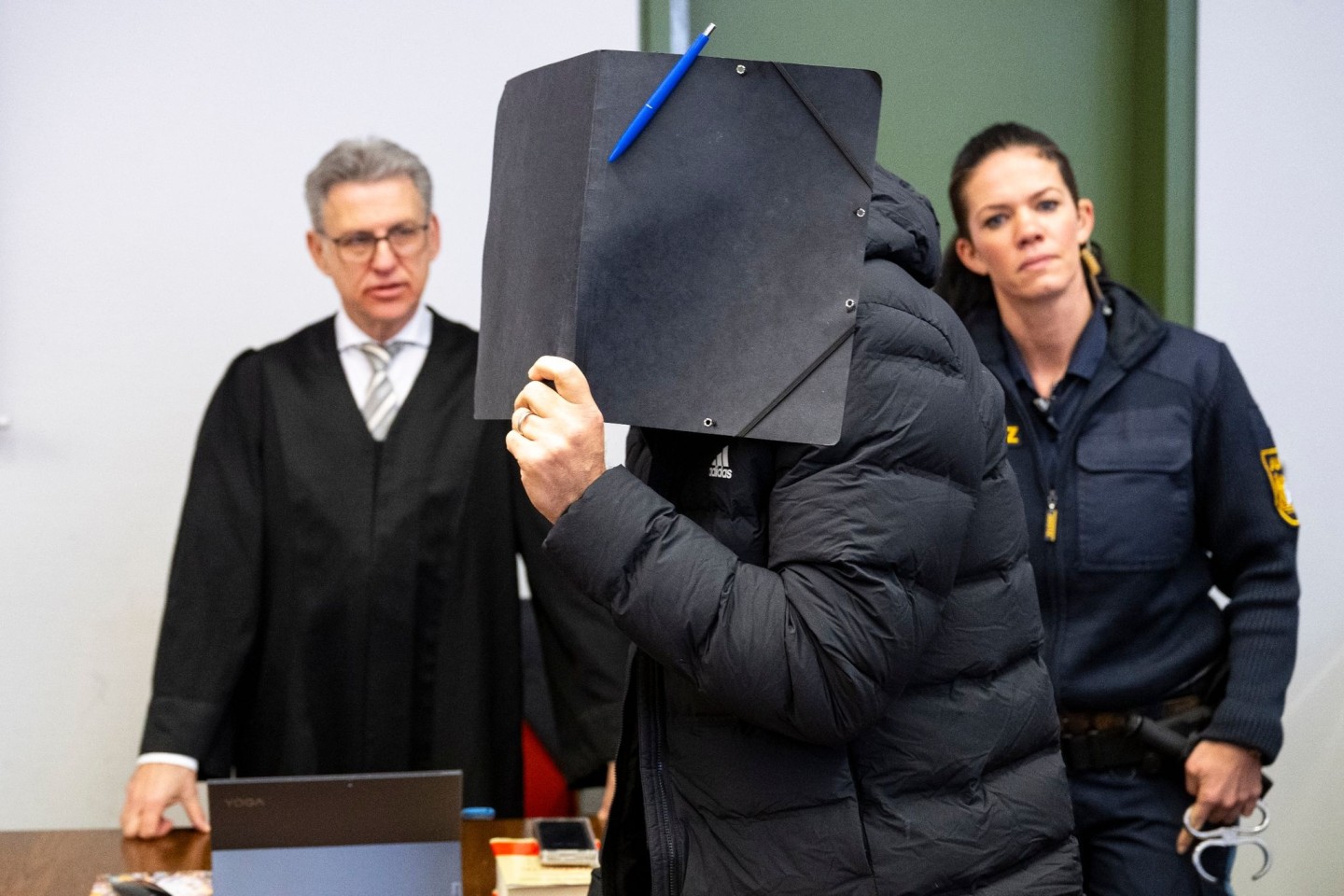 Der angeklagte Fußballtrainer hat vor Gericht in München hundertfachen Missbrauch zugegeben.
