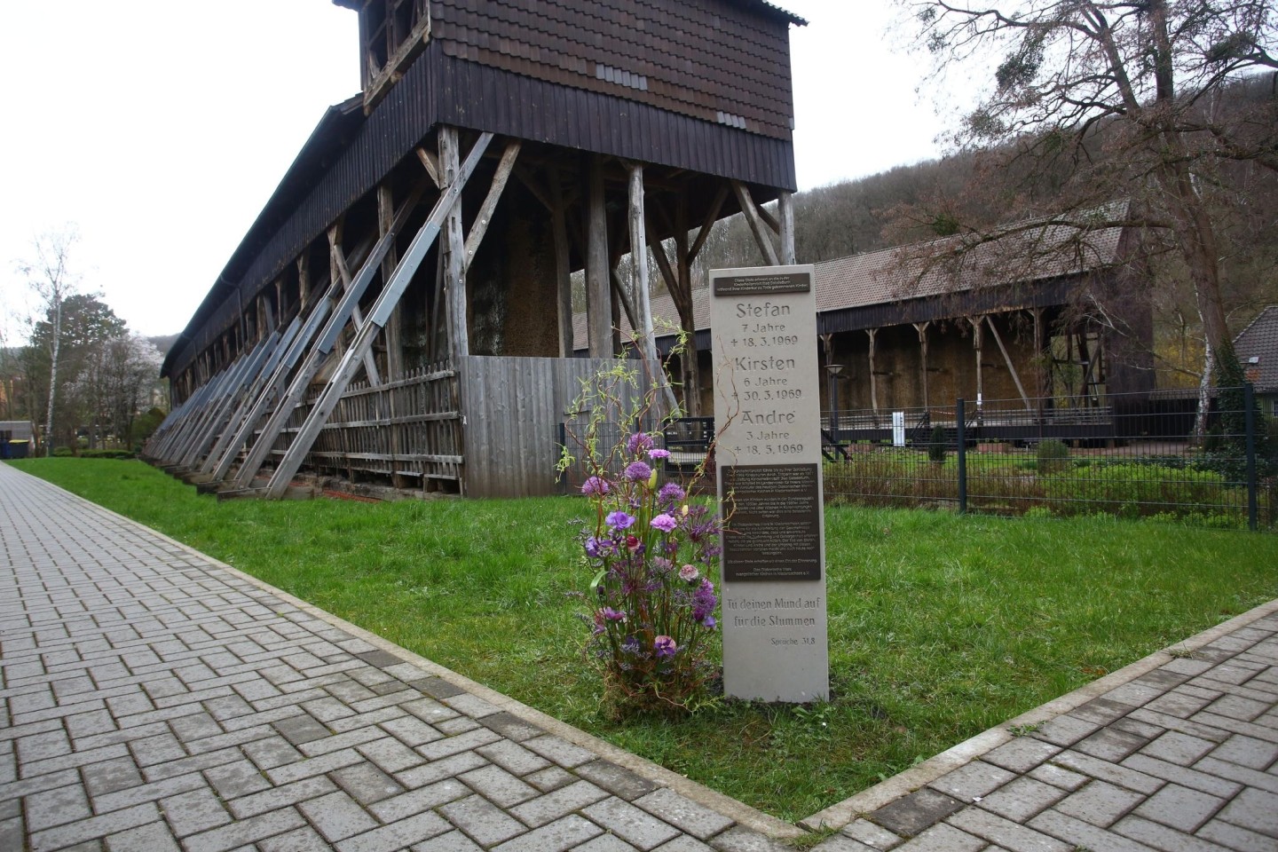 Eine Stele erinnert in dem niedersächsischen Kurort Bad Salzdetfurth an das Leid der Verschickungskinder.