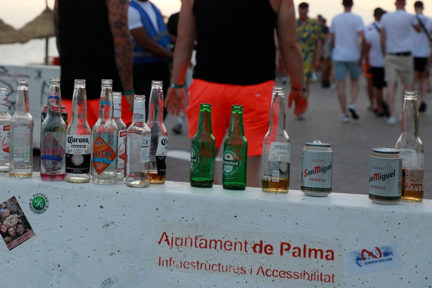 Menschen sind auf der Promenade am Strand von Arenal unterwegs (Archivbild). Gastronomen wollen mithilfe eines Privatdetektivs Beweise gegen Sauftouristen sammeln.