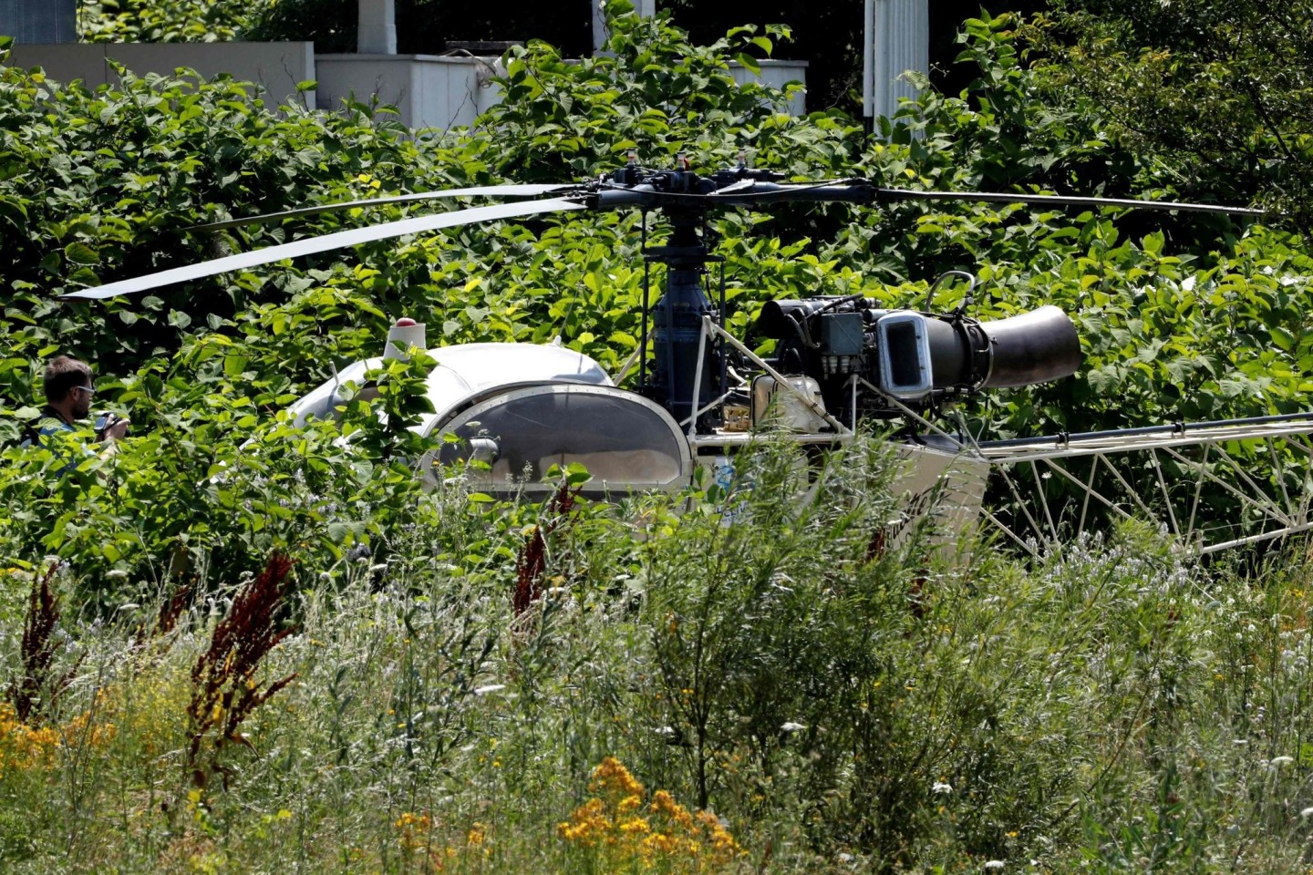 Ein Hubschrauber Alouette II, mit dem der Kriminelle Redoine Faid aus dem Gefängnis geflohen ist, steht verlassen in der Landschaft.