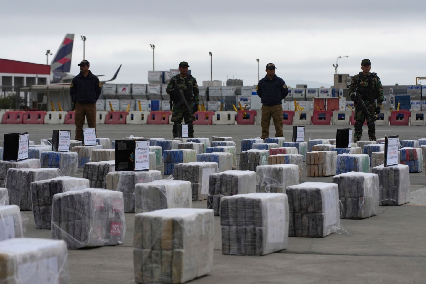 Beschlagnahmte Drogen auf der Polizeiflugbasis in Callao.