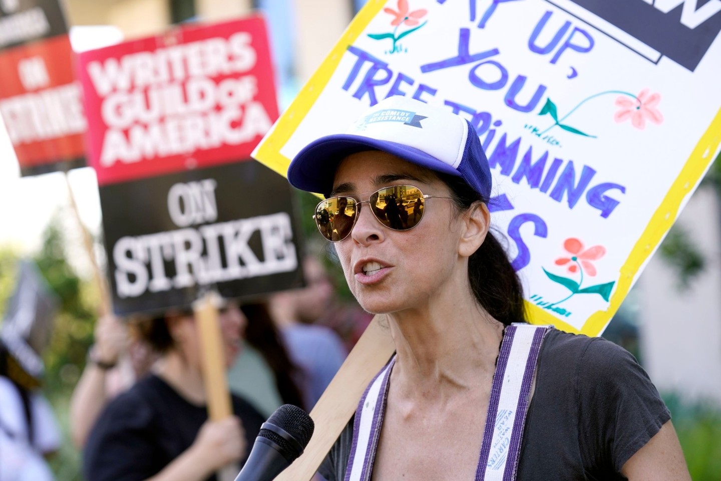 US-Komikerin Sarah Silverman streikt vor den Netflix-Studios in Los Angeles.
