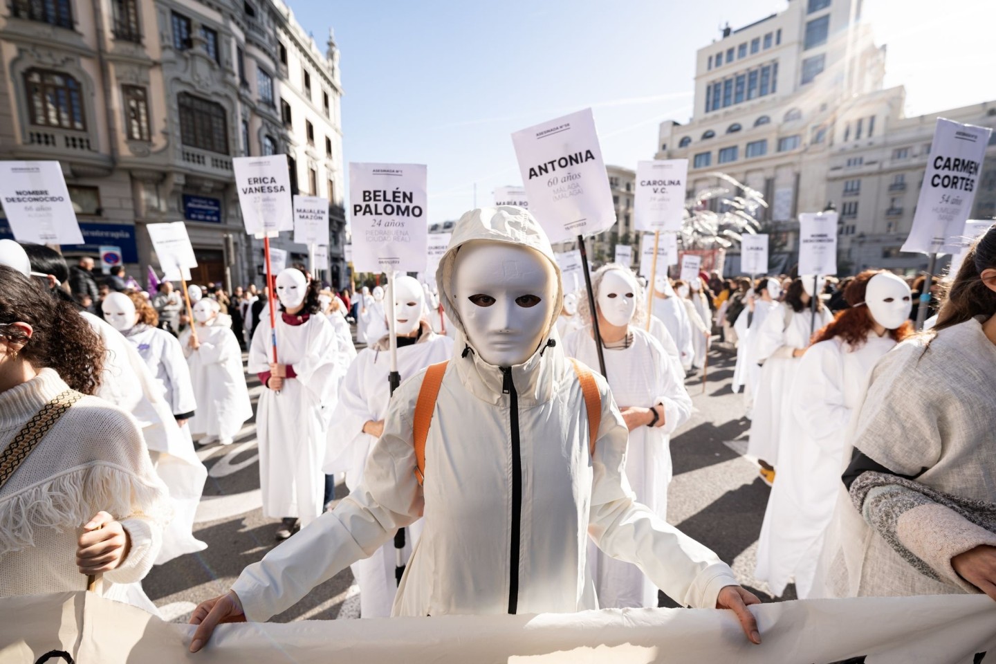 Demonstranten in Madrid tragen Schilder mit den Namen von Frauen, die durch männliche Gewalt ermordet wurden.