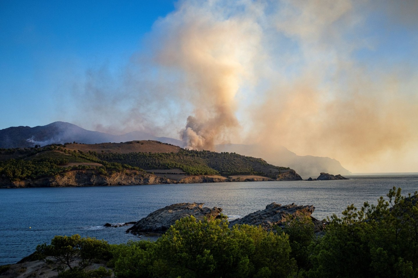 Rauch steigt von einem Waldbrand in den Gemeinden Colera und Portbou in Katalonien auf.