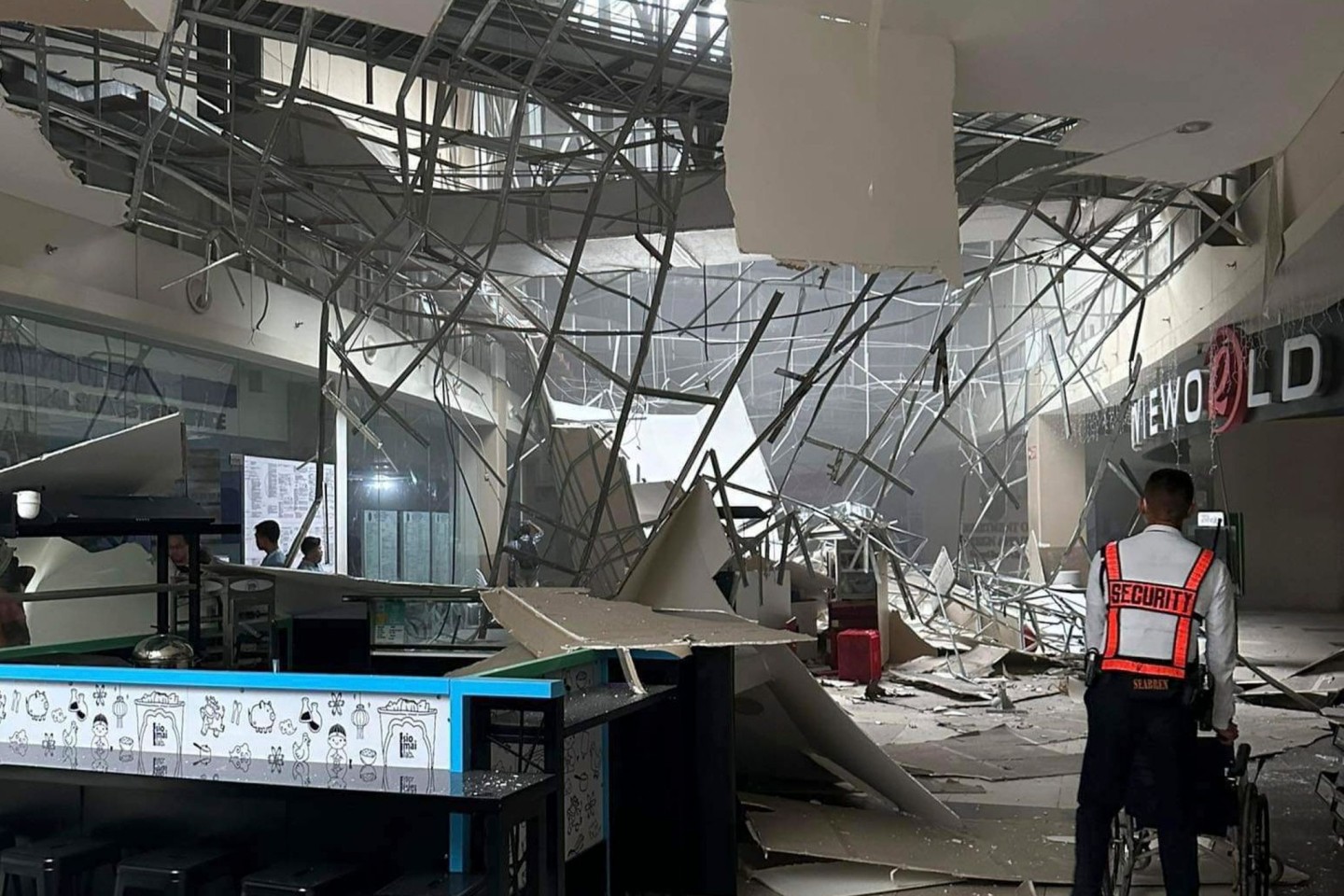 Die beschädigte Decke eines Einkaufszentrums in General Santos City nach dem Erdbeben.