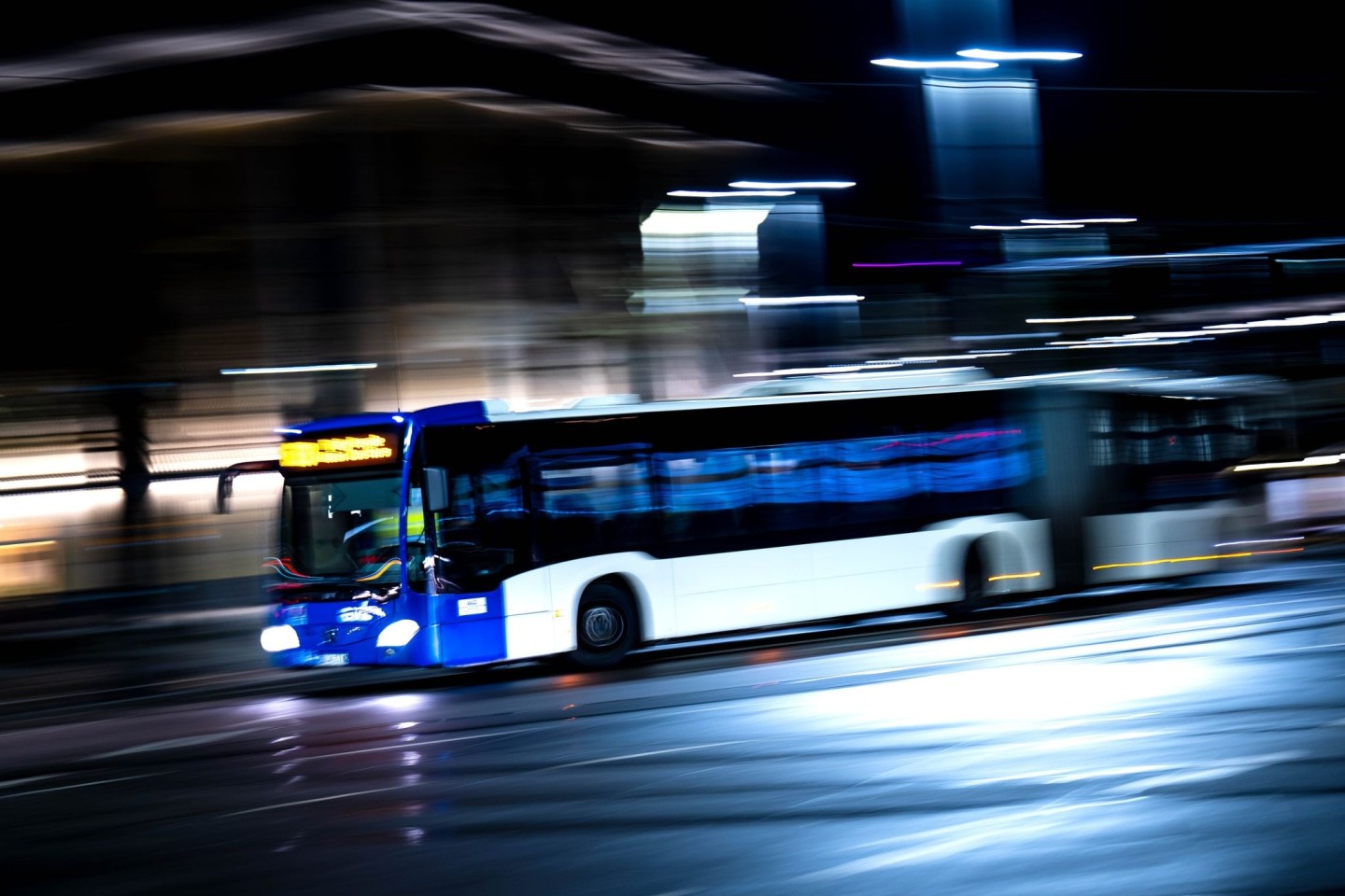 Das haben die Fahrgäste wohl nicht erwartet: Ein 15-Jähriger stibitzt einen Bus und fährt durch Bremen. (Symbolbild)