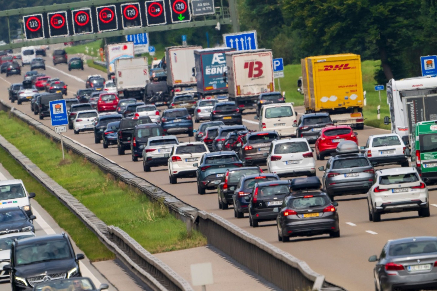 Vor allem auf den Autobahnen in Süddeutschland dürfte am Wochenende wieder viel Verkehr herrschen. (Symbolbild)