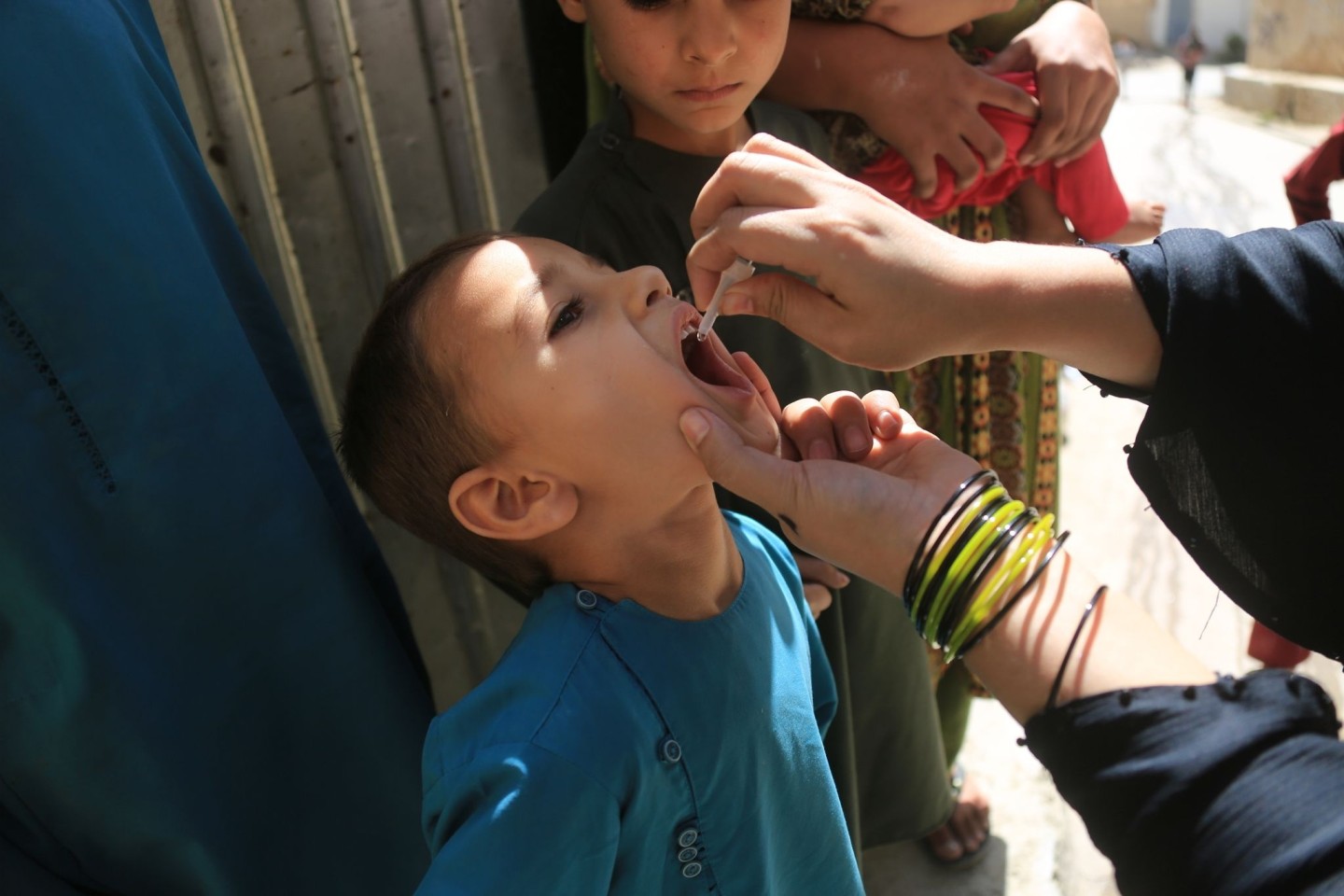 Ein Kind erhält eine Dosis Anti-Polio-Impfstoff: Polio ist eine ansteckende Infektionskrankheit, die vor allem bei Kleinkindern dauerhafte Lähmungen hervorrufen und zum Tod führen kann.