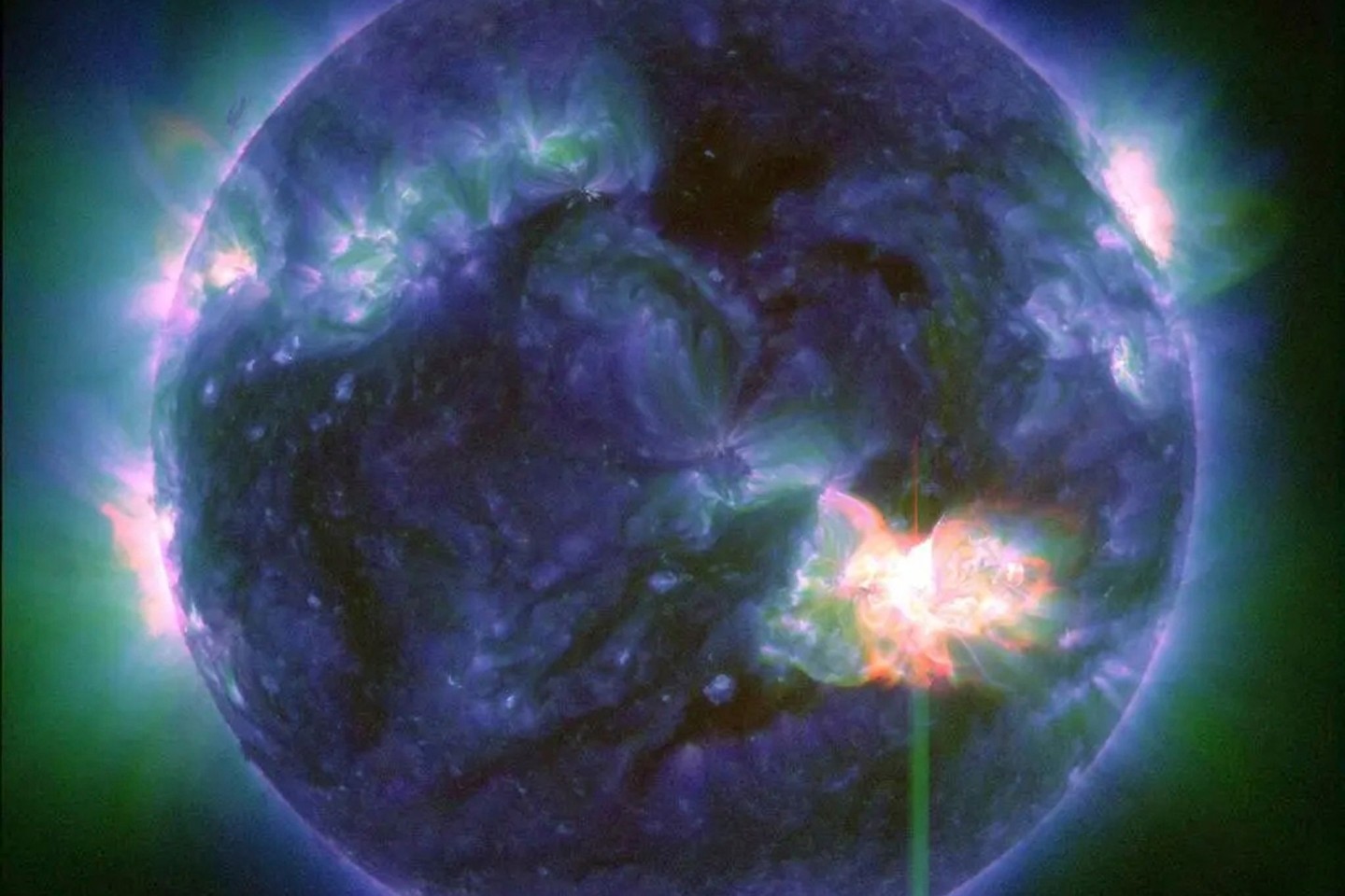 Eine Sonneneruption - wie der helle Blitz (unten, r). Aufgenommen vom Solar Dynamics Observatory der NASA am 9. Mai 2024.