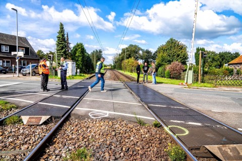 Auf dem Weg zur Schule: 14-Jährige stirbt an Bahnübergang