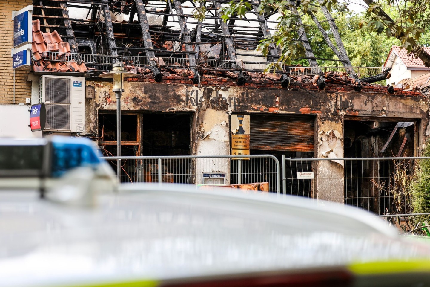 Am Tag nach dem Feuer müssen erst Statiker klären, wann die Polizei den Brandort begehen kann 