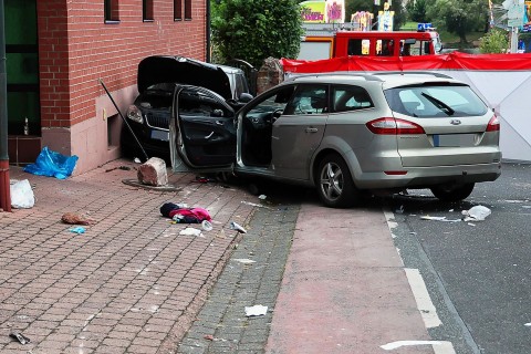 Auto erfasst Feiernde - Absicht oder medizinischer Notfall?