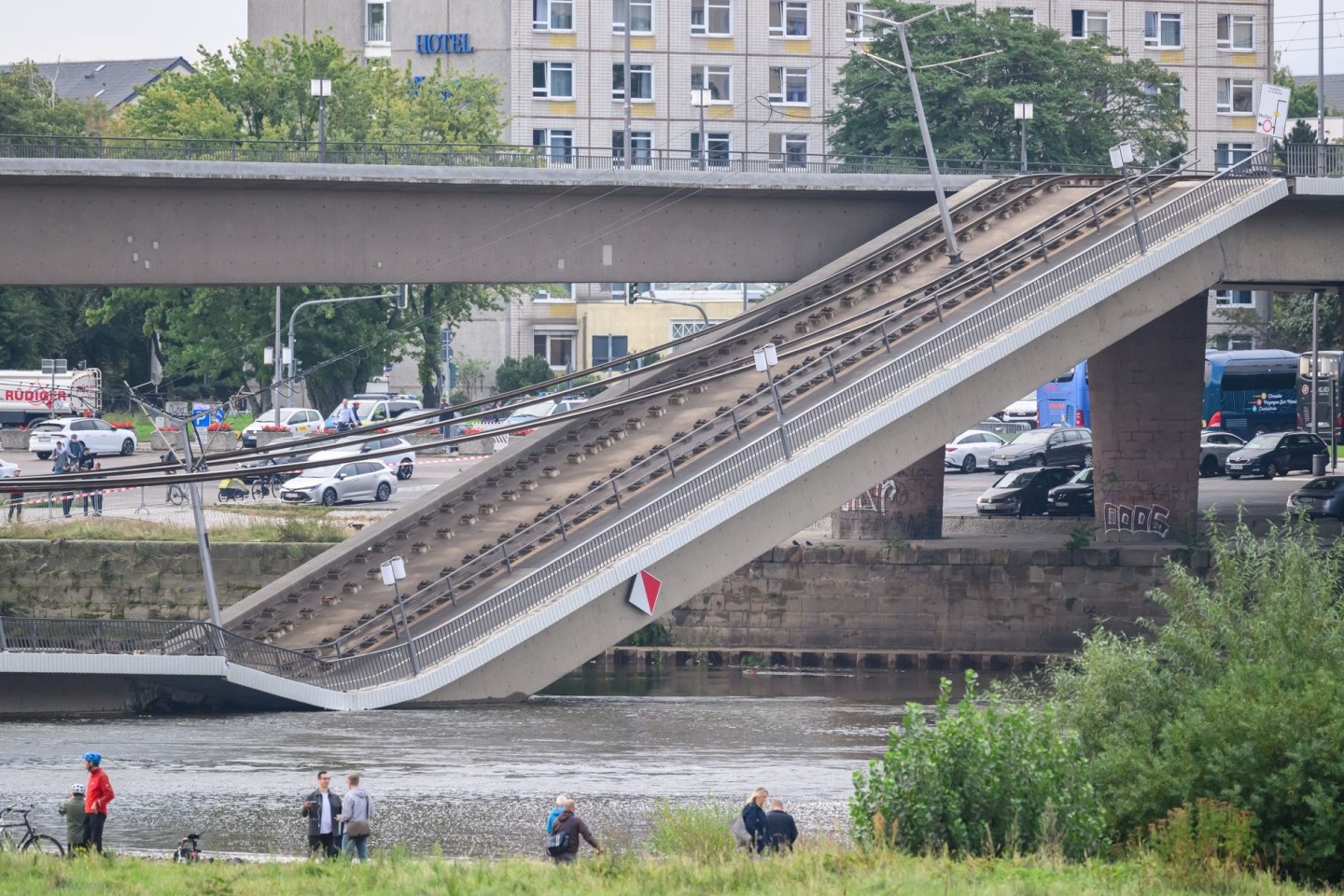 Die Brücke in Dresden liegt zum Teil im Wasser.