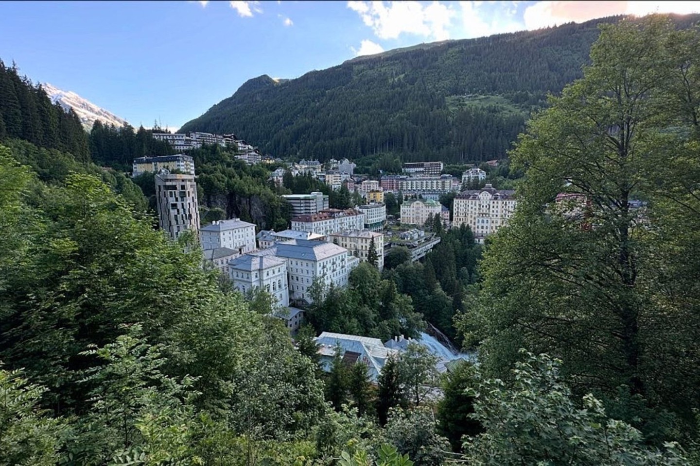 Blick auf die Ortsmitte von Bad Gastein im österreichischen Bundesland Salzburg. Im Zentrum, das an Steilhängen rund um einen Wasserfall liegt, gab es in den letzten Jahren Renovierungen u...