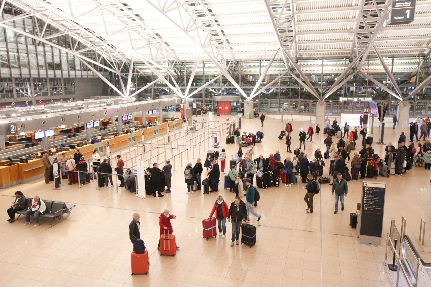 Tausende Fluggäste waren vom Samstagabend an von der Geiselnahme auf dem Hamburger Flughafen betroffen, Hunderte Flüge wurden gestrichen.