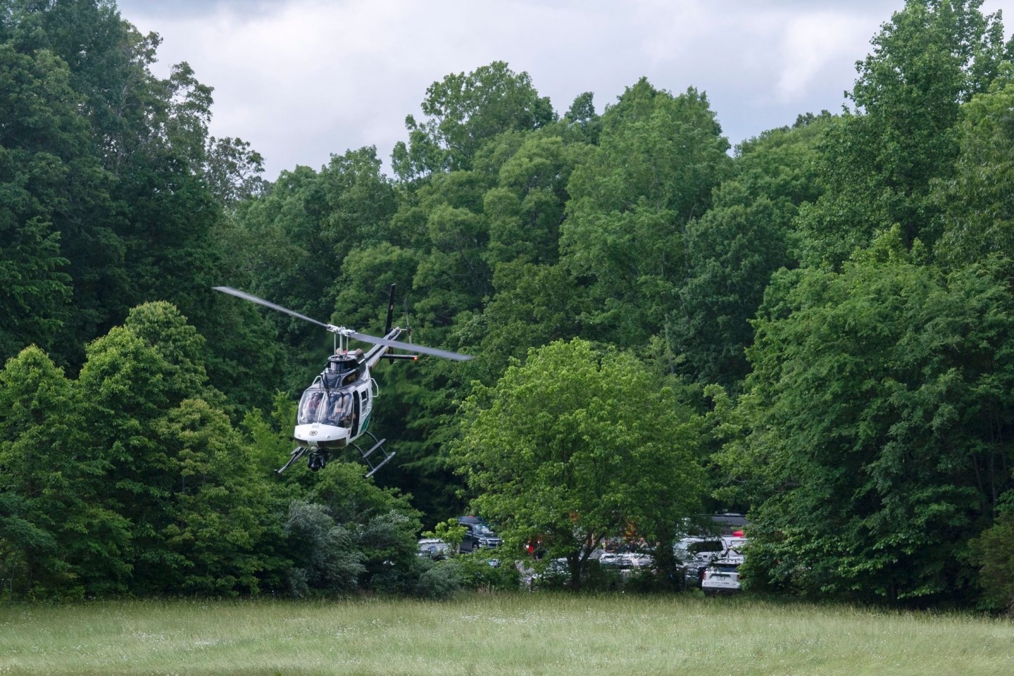 Einsatz von Polizei und Sicherheitskräften in der Nähe der Absturzstelle in Leipers Fork im US-Bundesstaat Tennessee.