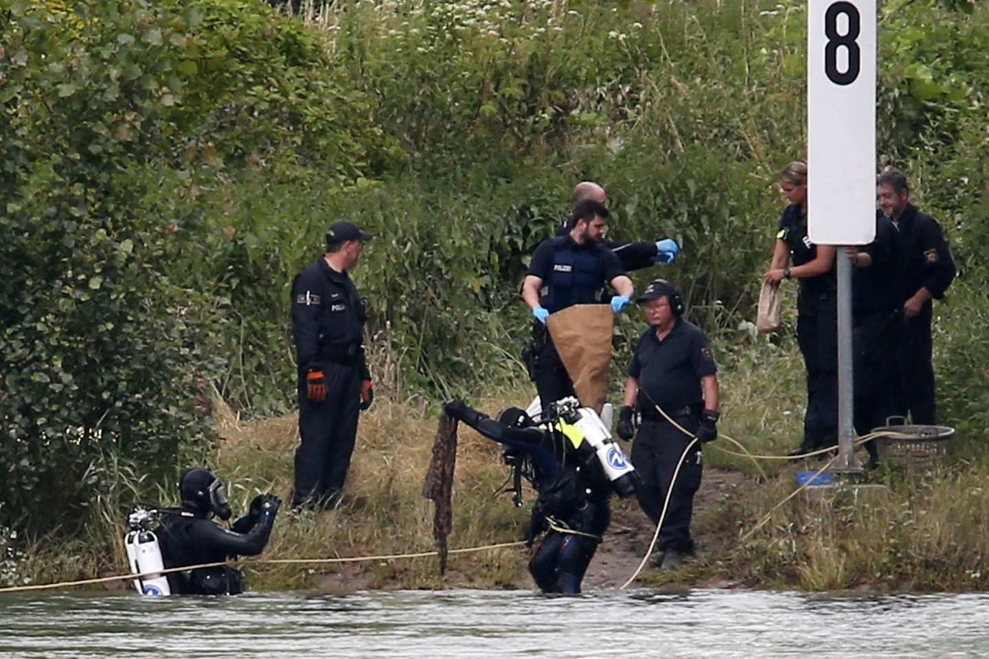 Polizeieinsatz am Rheinufer.