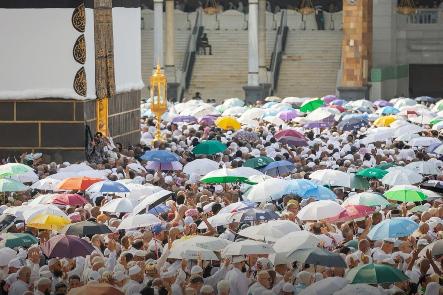 Muslimische Pilger umrunden die Kaaba in der Großen Moschee während der Hadsch.