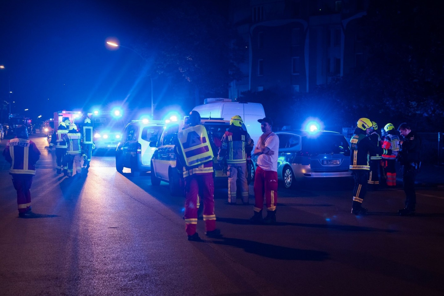 In Berlin-Neukölln kam es in der Nacht zum Mittwoch zu einer Schlägerei mit etlichen Beteiligten, bei der auch Beamte verletzt wurden.