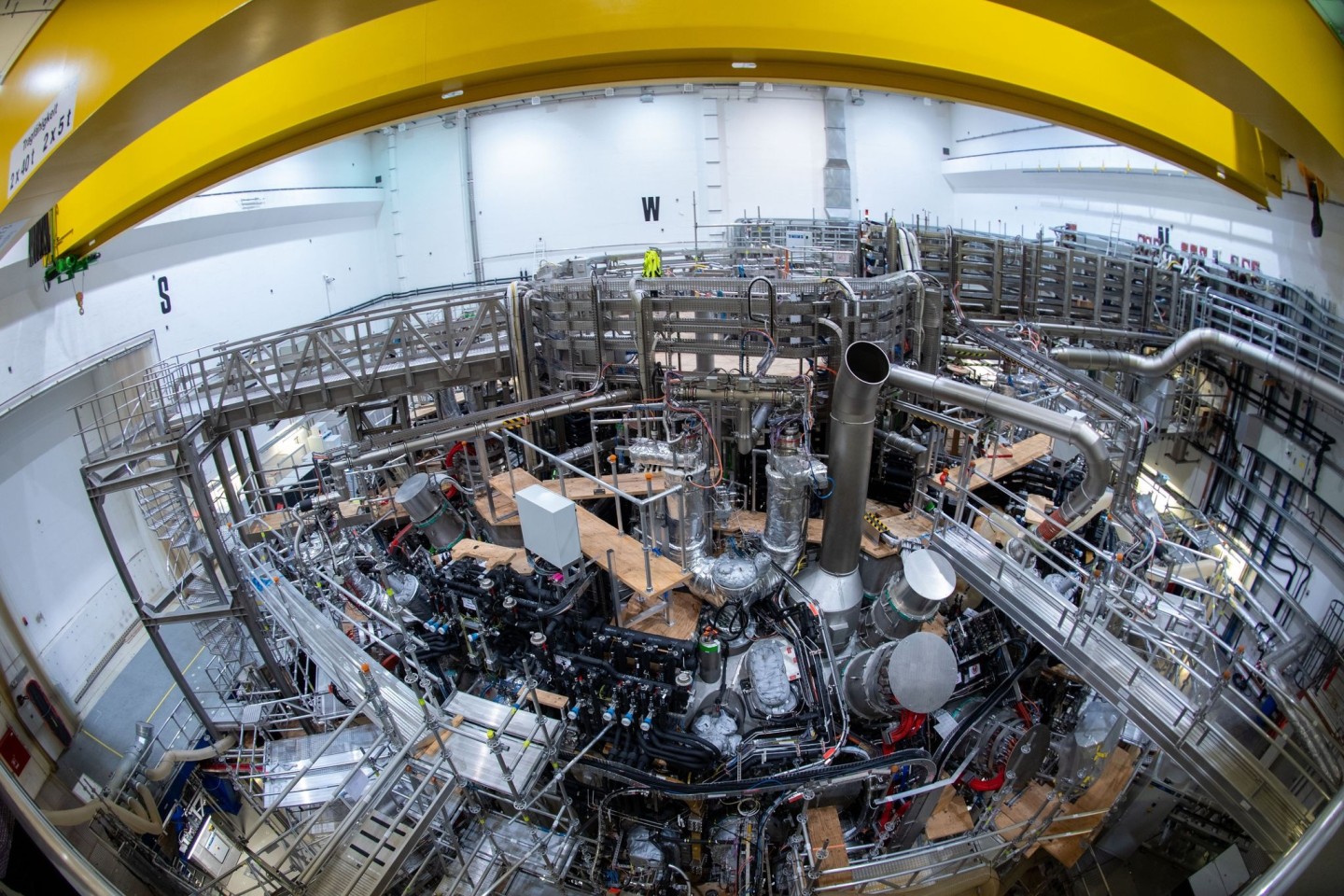 Das Kernfusionsexperiment «Wendelstein 7-X» startet in eine neue heiße Phase und soll mit Hunderten Experimenten Grundlagen für mögliche Kernfusionskraftwerke schaffen.