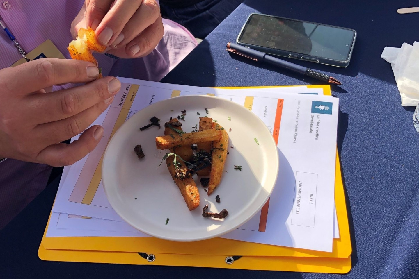 Wie schmeckt's? Ein Jury-Mitglied bewertet Pommes.