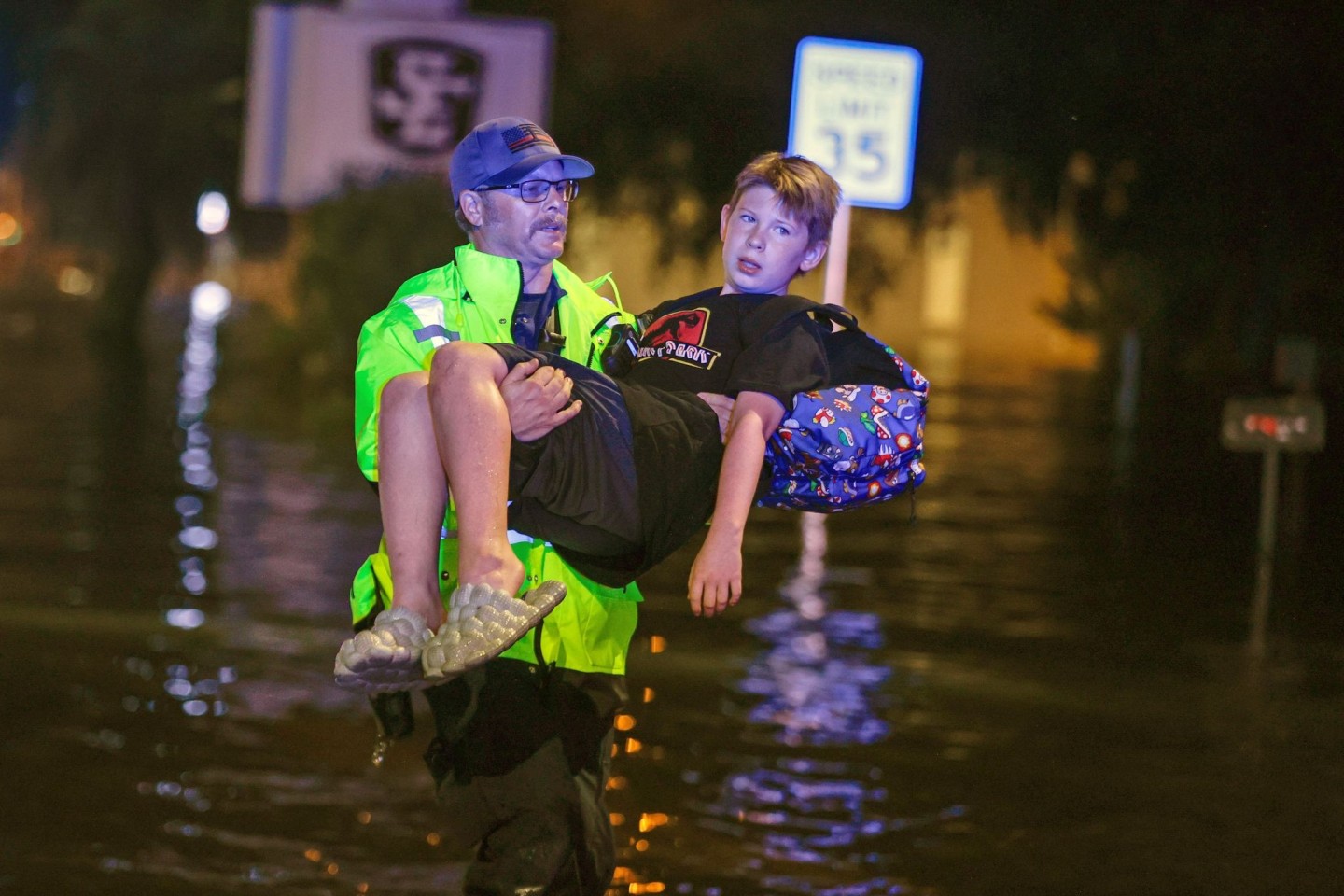 Ganze Straßenzüge stehen unter Wasser.