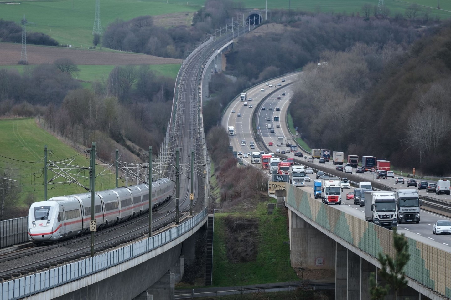 Ein ICE der Deutschen Bahn fährt auf der Hochgeschwindigkeitsstrecke zwischen Frankfurt und Köln neben der Autobahn. (Foto Archiv).