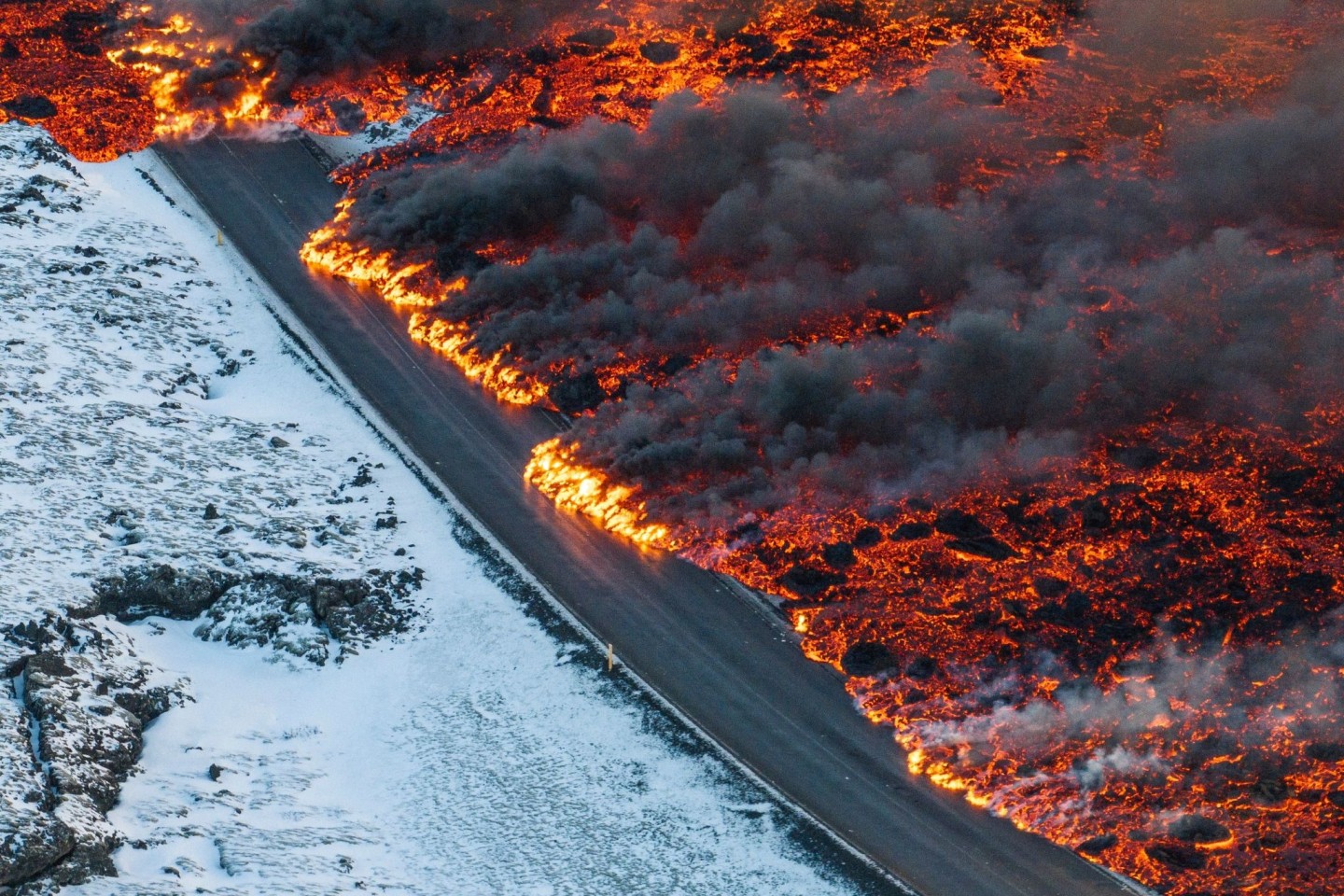 Nach einem erneuten Vulkanausbruch fließt Lava über die Hauptstraße nach Grindavík.