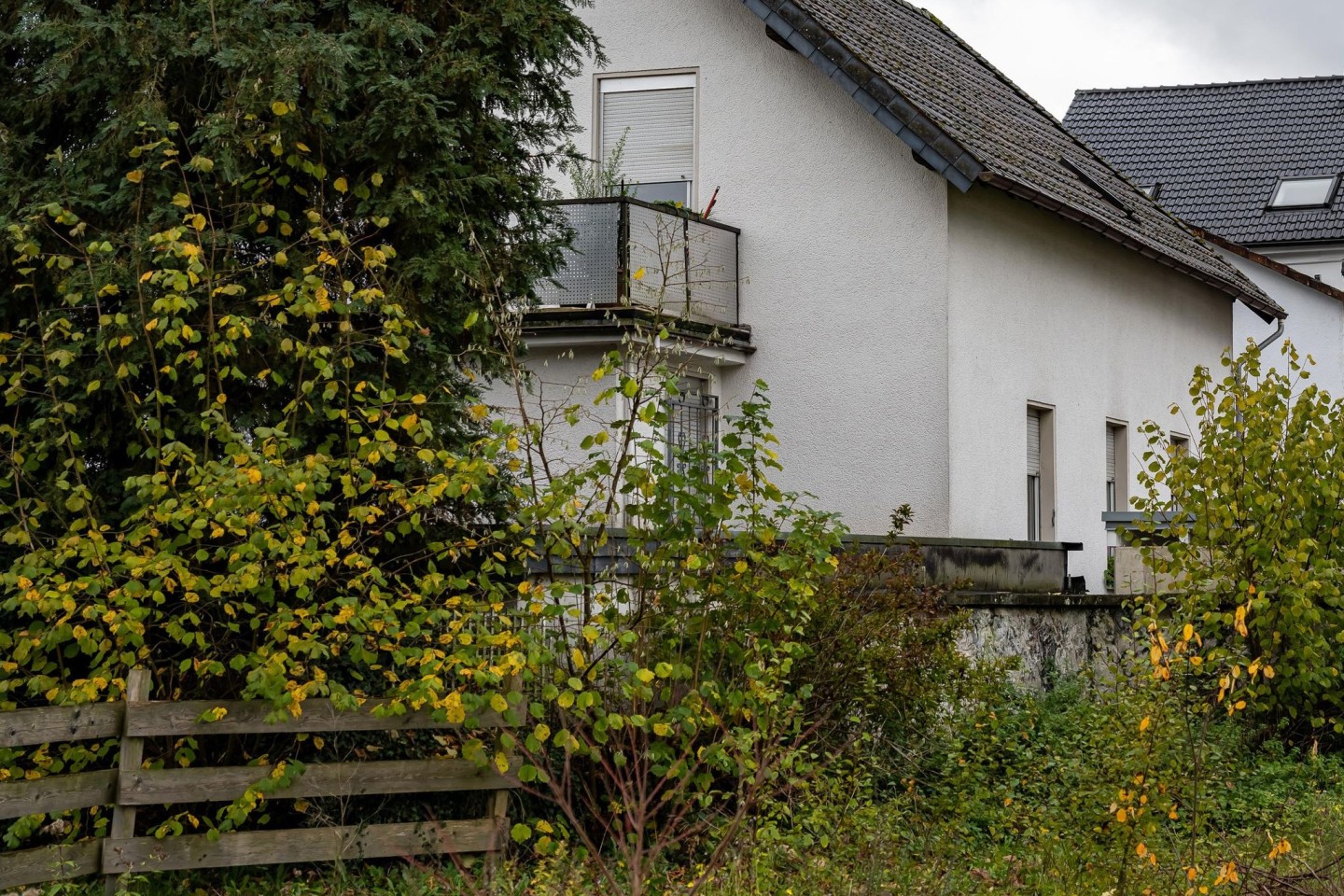 Blick auf das Haus im sauerländischen Attendorn, wo ein inzwischen neunjähriges Mädchen fast sein gesamtes Leben lang festgehalten worden sein soll.