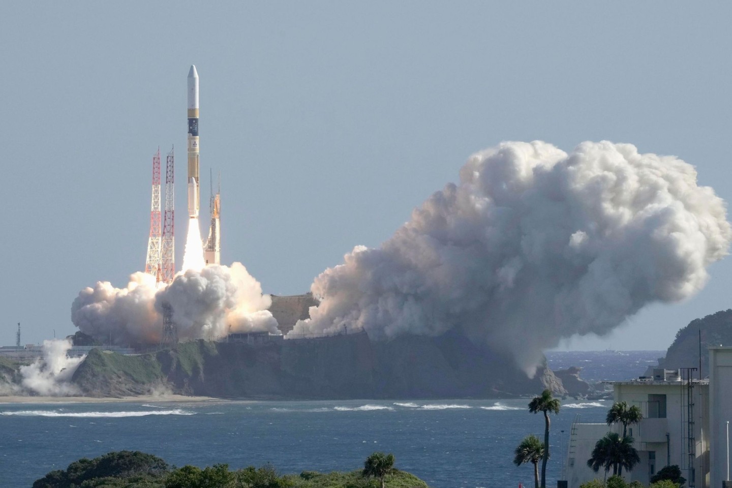 Eine japanische Trägerrakete vom Typ H2A hebt von der Startrampe des Tanegashima Space Center in Kagoshima im Süden des Landes ab.