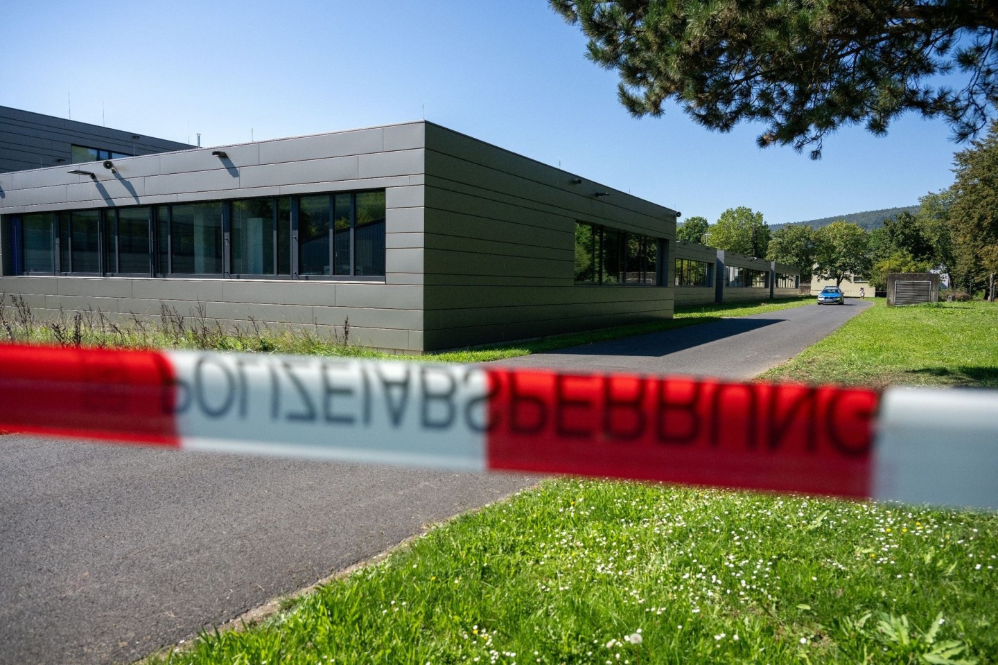 Die Polizei hatte am Freitagnachmittag in einer kleinen Grünanlage neben dem Schulzentrum den leblosen 14 Jahre alten Jugendlichen gefunden.