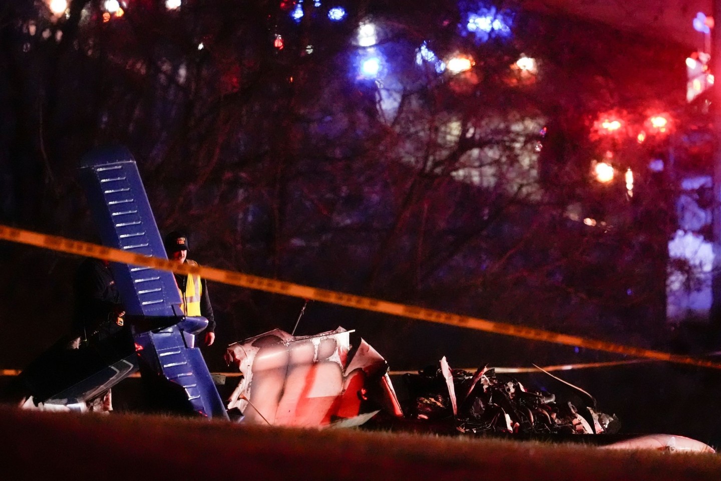 Rettungskräfte an der Unfallstelle entlang der Interstate 40.