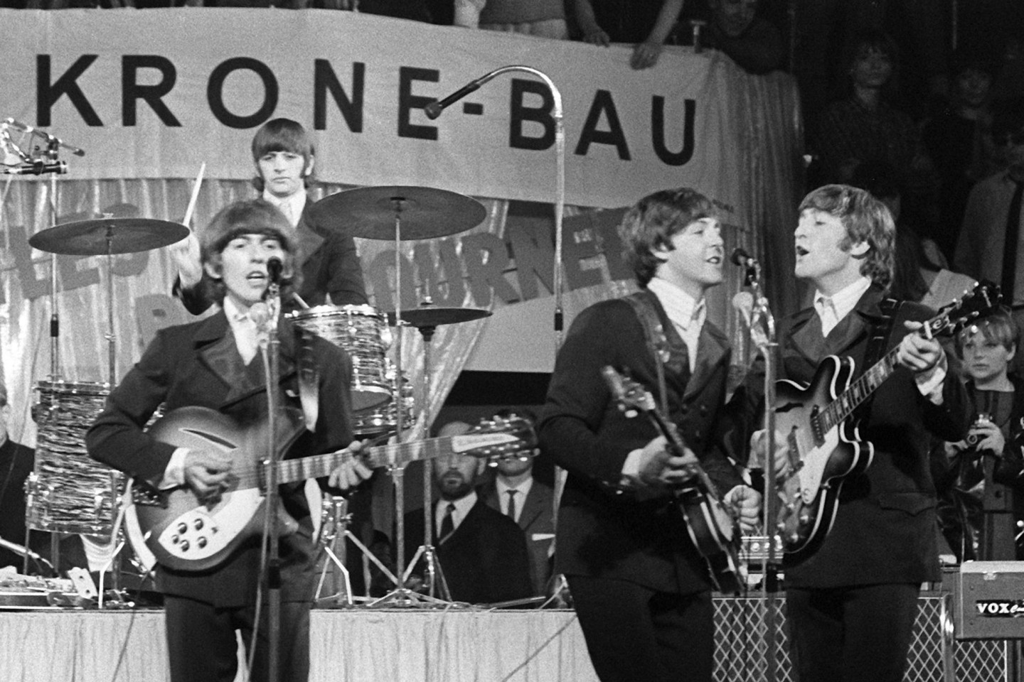 Die Beatles treten 1966 im Circus Krone-Bau auf.