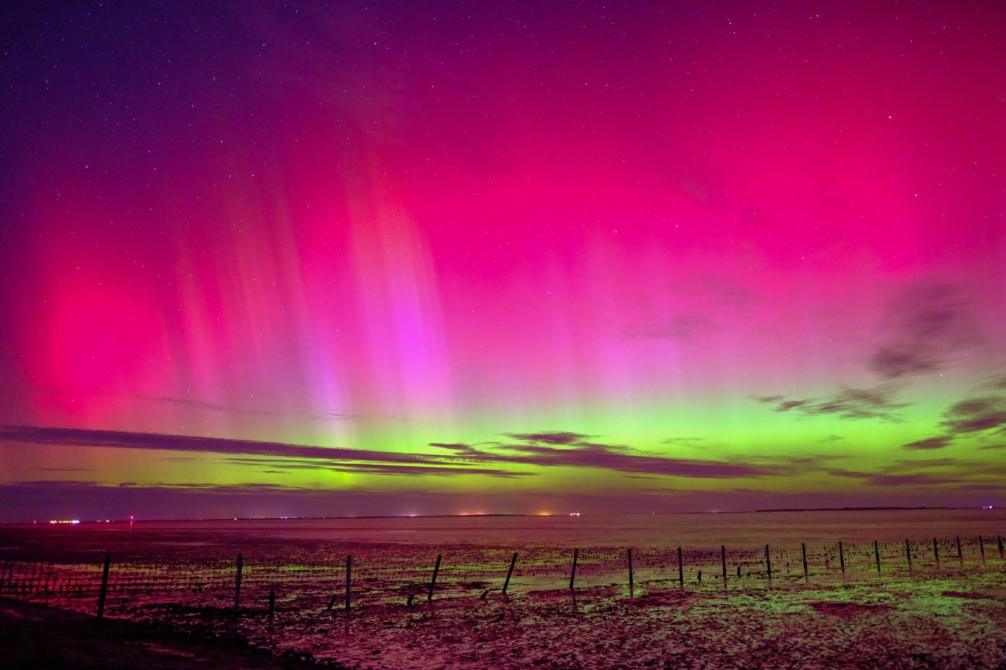 Polarlichter sind am Himmel über Schillig (Kreis Friesland) zu sehen. (Archivbild)