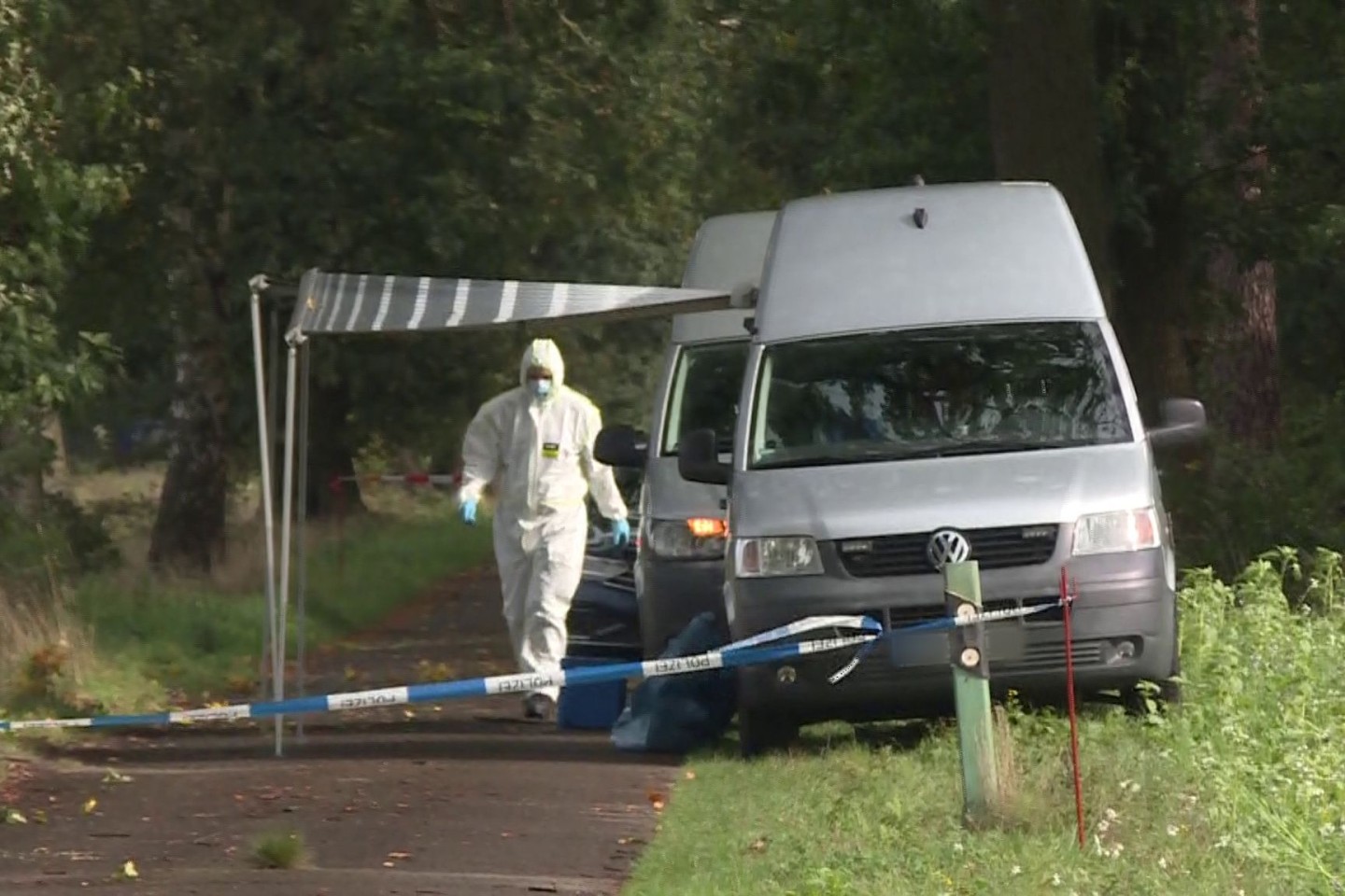 Mitarbeiter der Spurensicherung in dem Waldstück bei Fuhrberg im Einsatz.