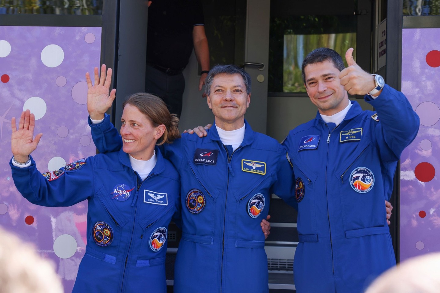 Astronautin Loral O'Hara und ihre Kosmonauten-Kollegen Oleg Kononenko und Nikolai Chub vor dem Start des Raumschiffs.