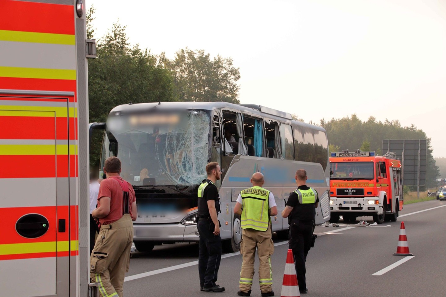 Rettungskräfte neben dem beschädigten Reisebus auf der Autobahn 24. Inzwischen ist die Sperrung aufgehoben.