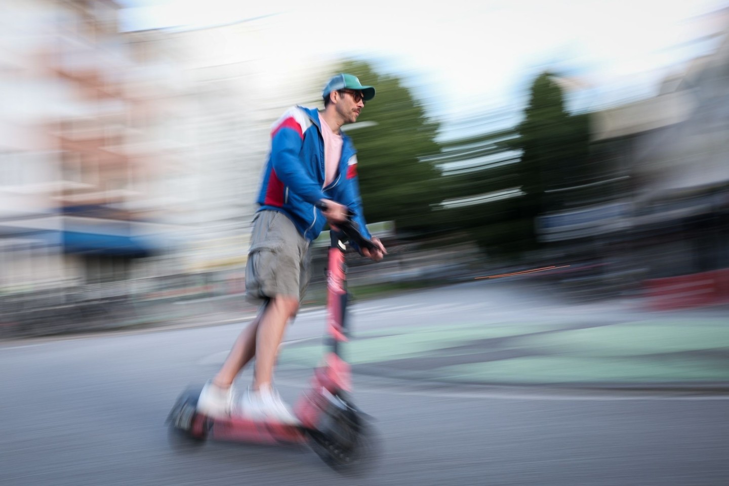 Ein Mann in Hamburg ist auf einem E-Scooter unterwegs. Die Bundesregierung plant neue Regeln zu E-Scootern.