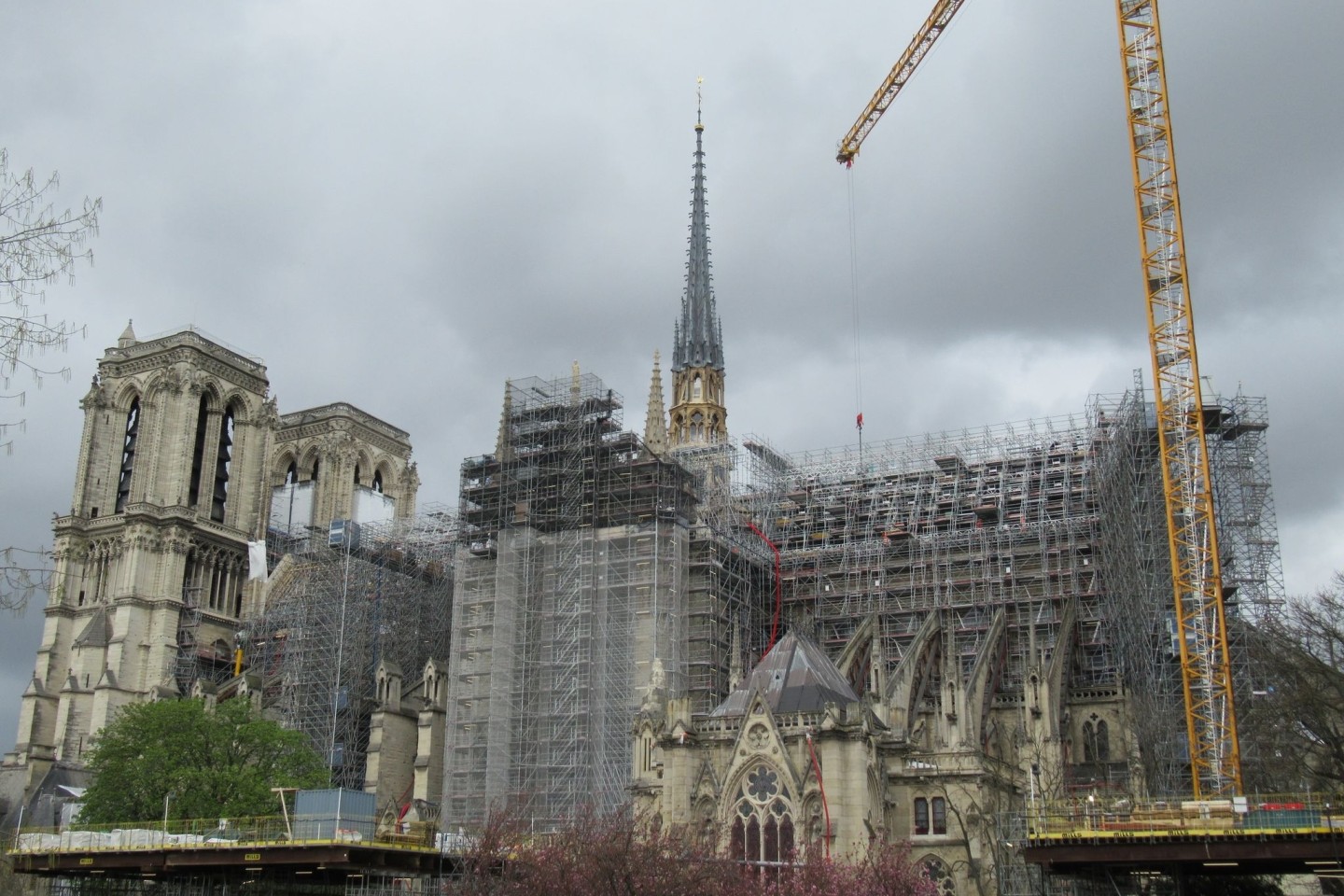 Ein Gerüst mit mehr als 90 Metern Höhe verdeckt die Sicht auf die Kathedrale. Zur Olympia-Eröffnung soll davon nicht mehr viel zu sehen sein.