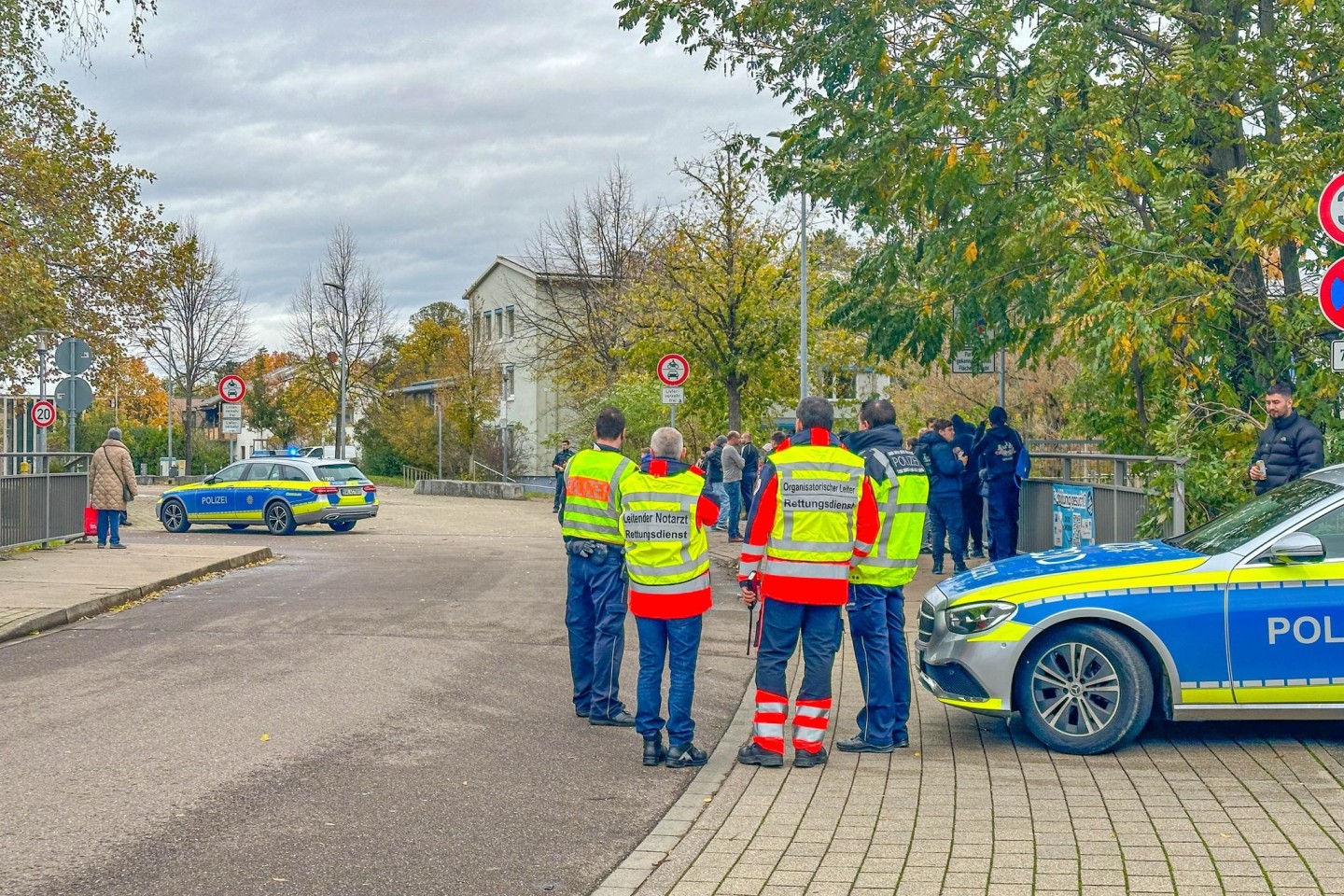 Bei einem Großeinsatz der Polizei an einer Schule in Offenburg ist ein Tatverdächtiger festgenommen worden.