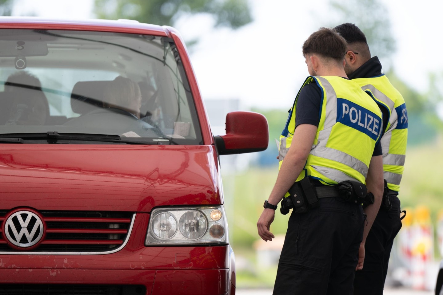 Bundespolizisten haben an den Außengrenzen zu Bayern mehr als 30 mutmaßlich gewaltbereiten Fußballfans die Einreise verweigert.