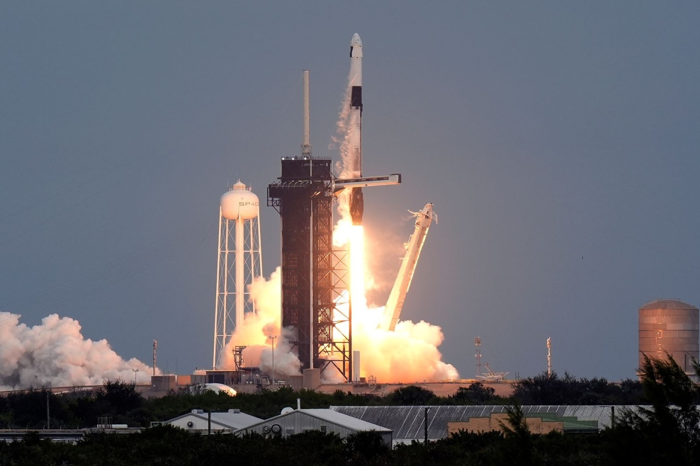 Vier private Astronauten machen einen Ausflug zur Internationalen Raumstation.