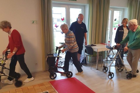 Hilfreiche Tipps für die Gäste: Rollatoren-Training in der Caritas-Tagespflege Wiedenbrück