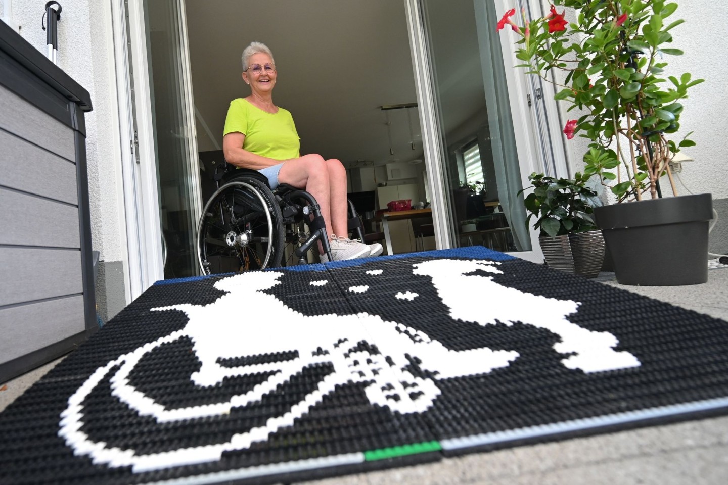 Rita Ebel, bekannt als «Lego-Oma», baut Rampen für Rollstuhl- und Rollatornutzer aus handelsüblichen Legosteinen.