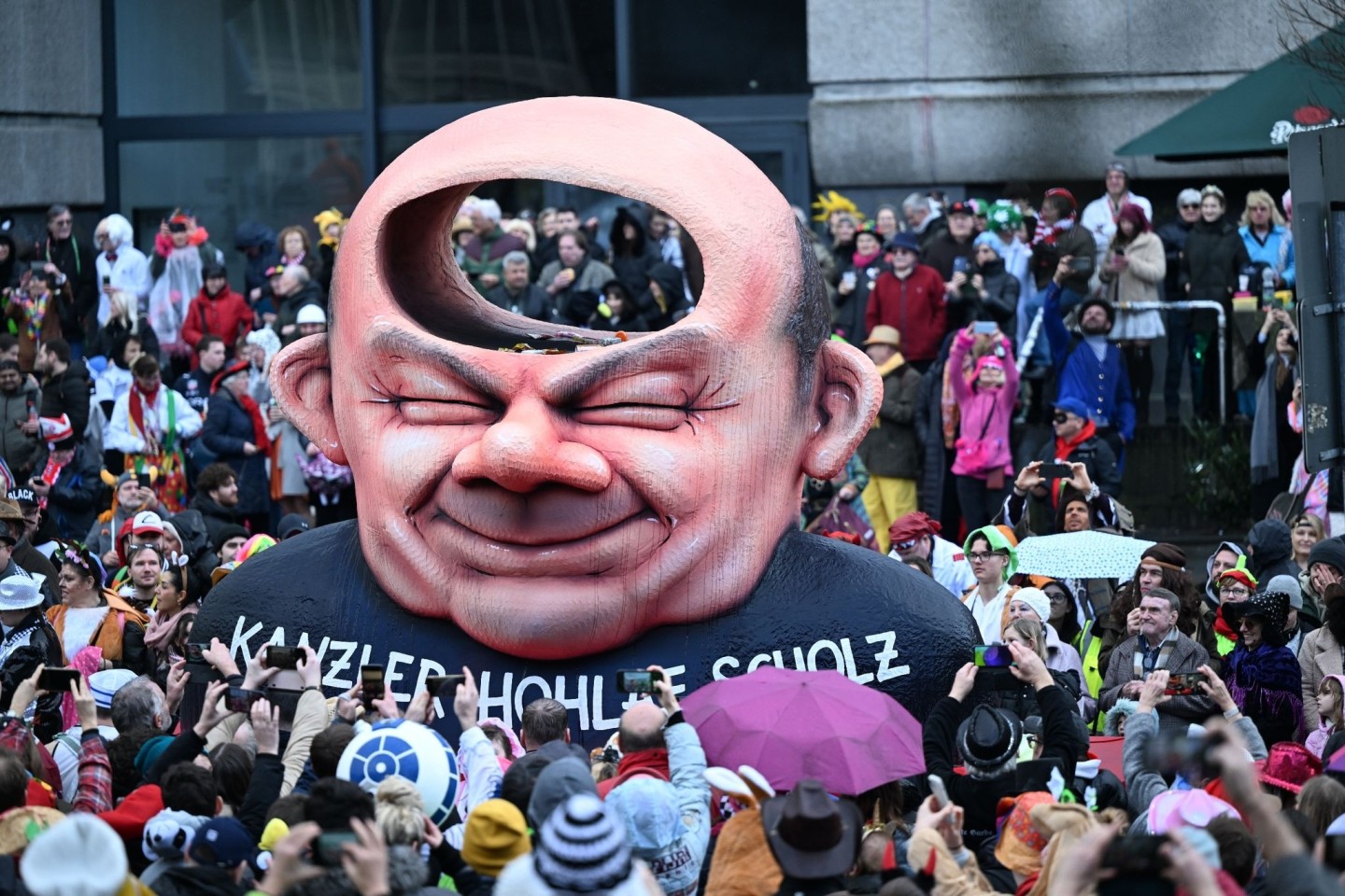 «Kanzler Hohlaf Scholz» steht auf einem Mottowagen beim Düsseldorfer Rosenmontagszug.