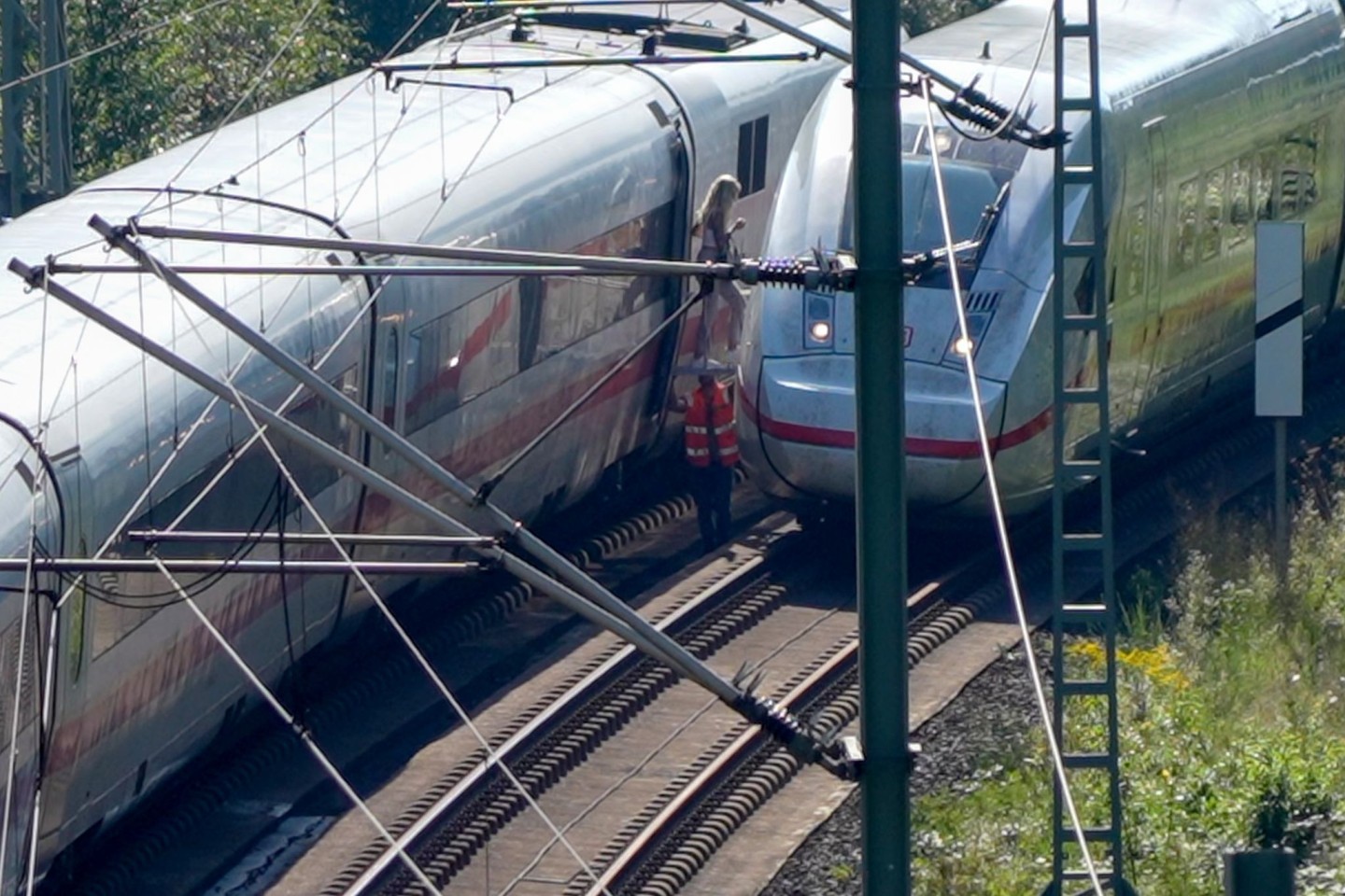 Die Evakuierung von Passagieren aus einem ICE nach einem Oberleitungsschaden bei Frankfurt.