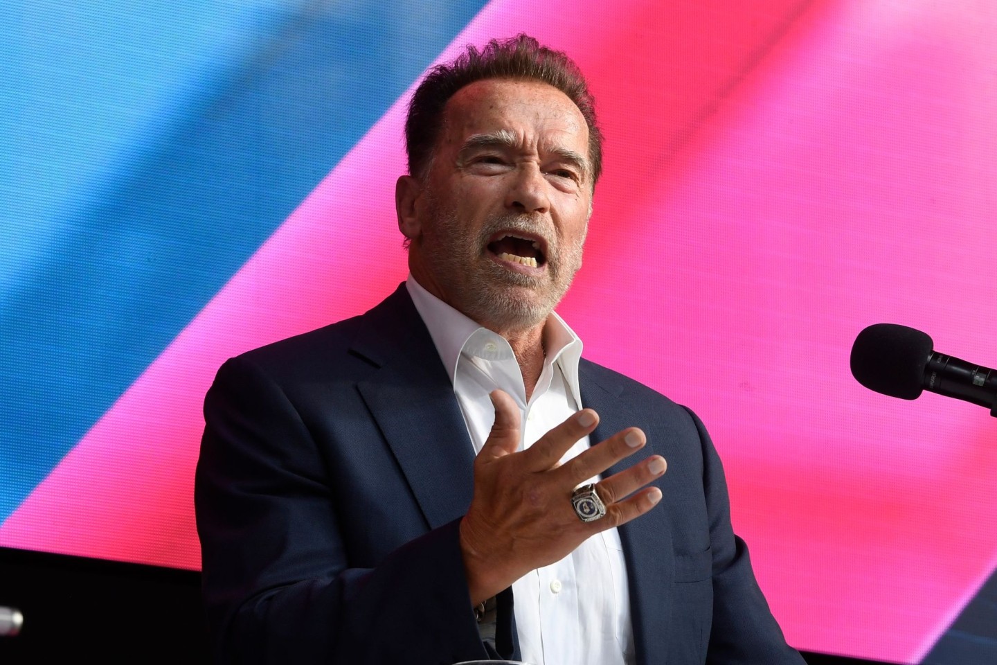 Arnold Schwarzenegger, ehemaliger Bodybuilder, Schauspieler und Politiker, ruft Russen zum Kampf gegen Propaganda auf.